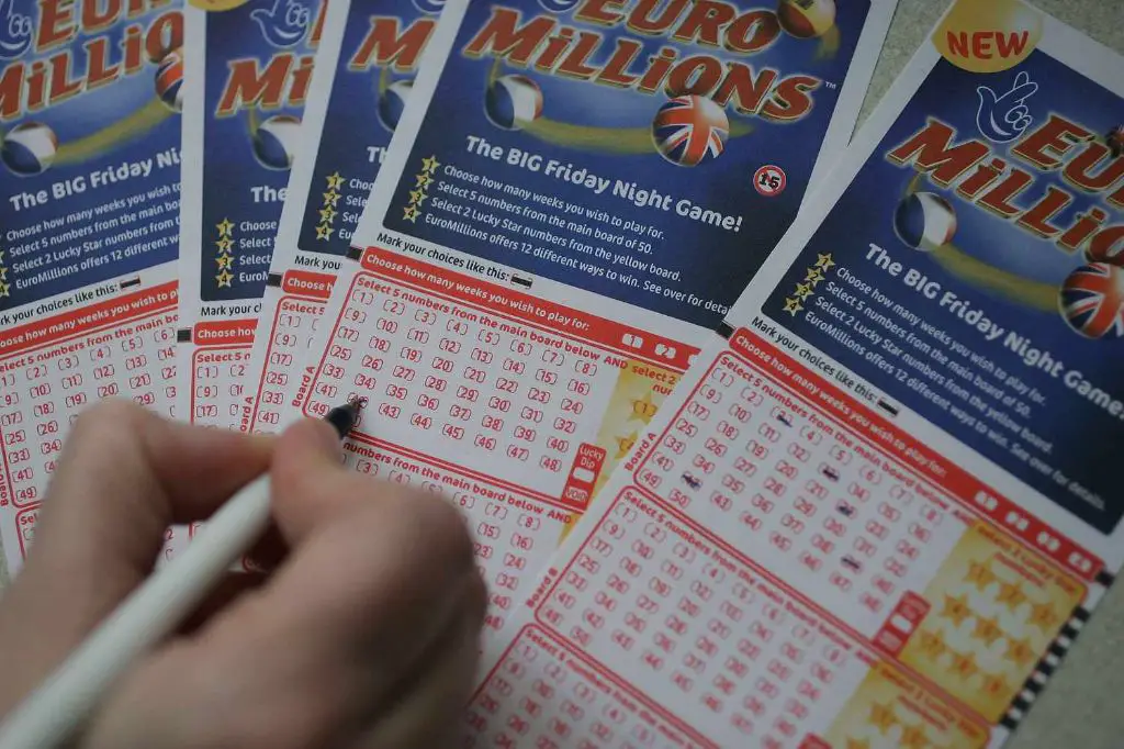 can a tourist play euromillions in the uk